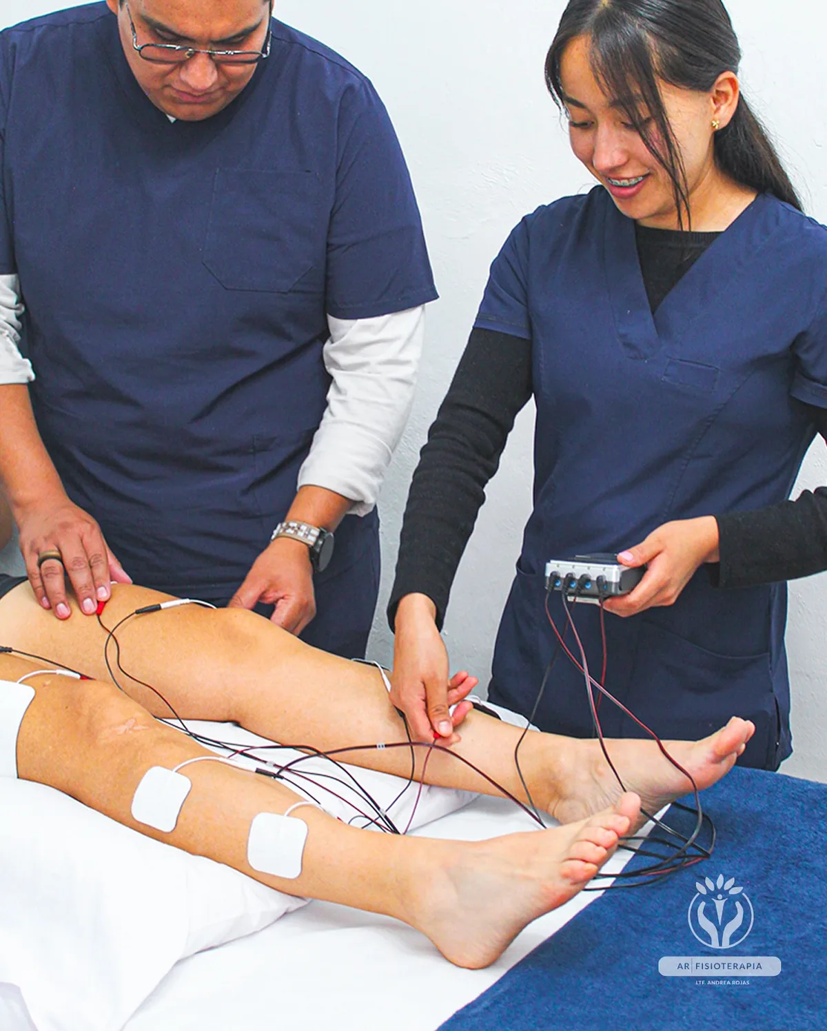 Electroterapia en la pierna de un paciente
