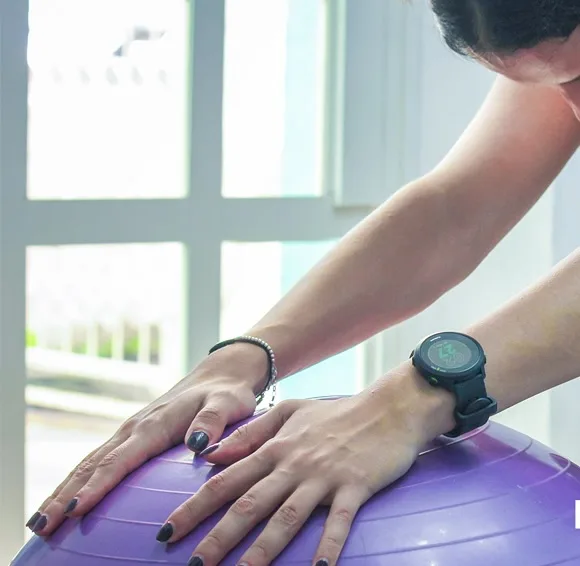 Estiramiento para la columna dorsal con pelota
