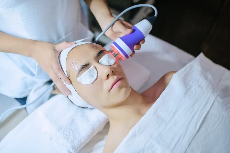 Tratamiento facial con aparatología