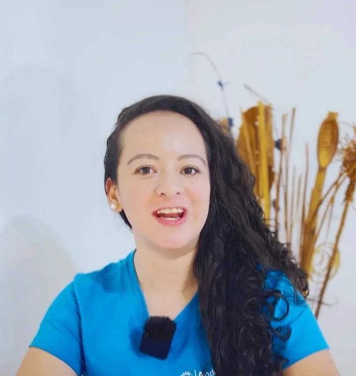 Andrea Rojas, fisioterapeuta, con el uniforme de la clínica